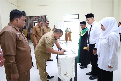 Pj Bupati Aceh Besar Ambil Sumpah 57 ASN Dan Serahkan Perpanjangan SK PPPK