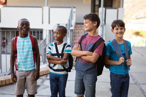 Grupo De Diversos Estudantes Do Sexo Masculino Mochilas Sorrindo Em