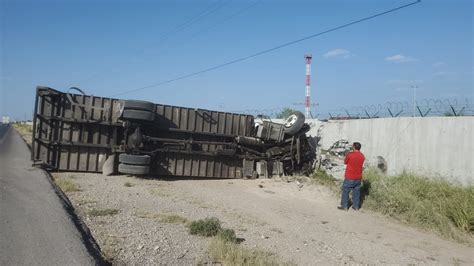 Trailer De Paqueter A Provoca Accidente Y Termina Volcado En La Gm