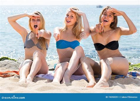 Trois Jeunes Femmes Dans Le Bikini Sur La Plage Sablonneuse Image Stock