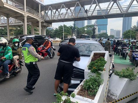 Berita Dan Informasi Mobil Tabrak Pembatas Jalur Sepeda Terkini Dan