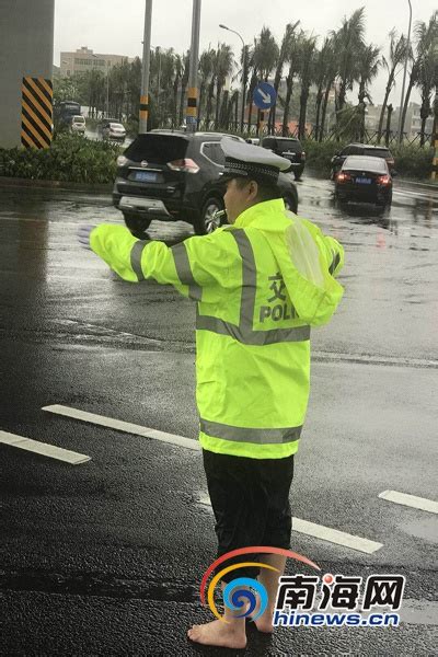 台风回袭海口暴雨倾盆 “光脚交警”雨中指挥交通获赞 新闻中心 南海网