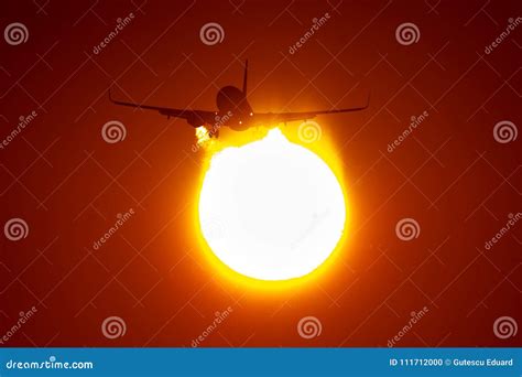 La Silueta Del Aeroplano En Puesta Del Sol Saca Plenos Poderes Foto De