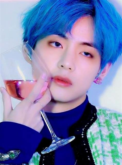 Pin by Yuna Hiền on Taehyung V BTS | Kim taehyung, Blue hair, Dyed hair