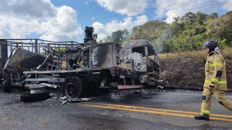 Carreta e caminhão pegam fogo após colisão na BR 364 próximo a