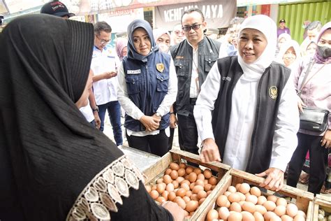 Blusukan Ke Pasar Mojokerto Khofifah Pastikan Stok Bahan Pokok Aman