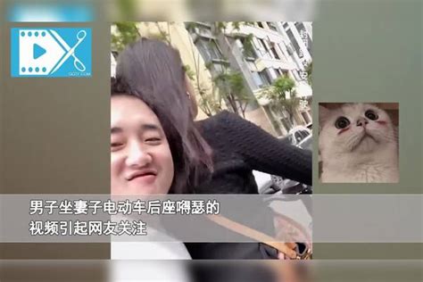 男子坐电动后座搂着妻子的腰，满脸嘚瑟撅嘴狂自拍，简单的小幸福