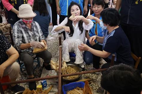 端午節屆近應景 苗栗縣長夫人陳美琦包粽忙 寶島 中時