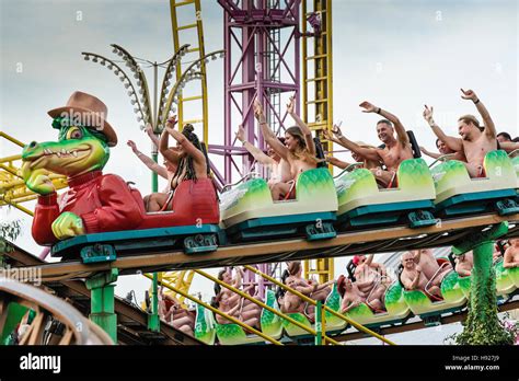 Nackte Abenteuerlustige Fahren Achterbahn Green Scream An Einem Sehr