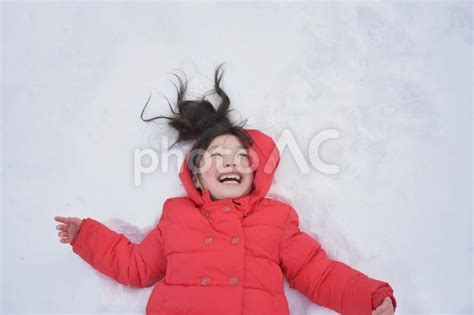 雪の上に寝転ぶ子供 No 344344｜写真素材なら「写真ac」無料（フリー）ダウンロードok