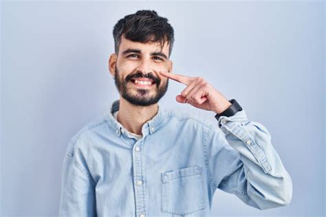 Jovem Hisp Nico Barba Em P Sobre Fundo Azul Apontando Dedo A