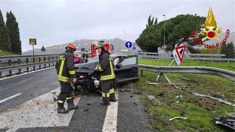 Incidente Sull Autostrada A Auto Si Schianta All Uscita Di Imperia