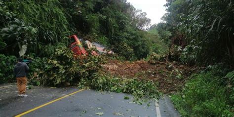 Un Deslizamiento De Tierra Vir A Un Bus En La V A Calacal La