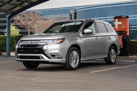 2019 Mitsubishi Outlander Phev Review And Ratings Edmunds