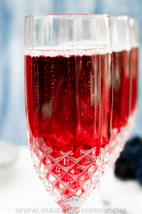 Kir Royale Cocktail (2 ingredients)