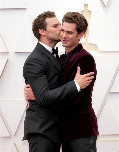 男神 Andrew Garfield 和 Jamie Dornan 在奧斯卡紅地毯上「親吻」！成名前他們與蝙蝠俠、奧斯卡影帝及夜魔俠原來是五人幫？ Vogue Hong Kong