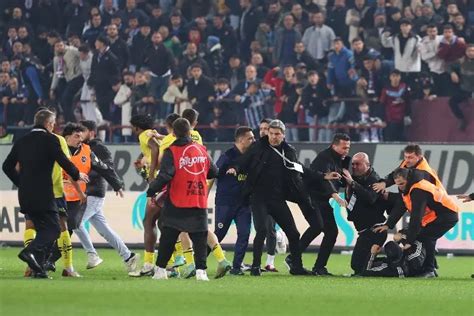 Batalla Campal Entre Hinchas Y Jugadores En Pleno Estadio Video Xeu