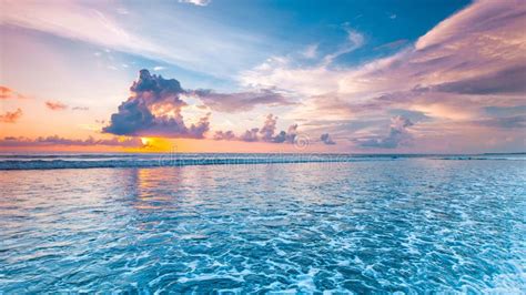 Puesta De Sol Sobre El Mar En Bali Foto De Archivo Imagen De Nube