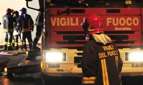 Catanzaro Minaccia Di Lanciarsi Dal Terrazzo Salvato Dai Vigili Del Fuoco