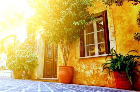 Calle Estrecha En La Ciudad Vieja De Chania Con Los Edificios