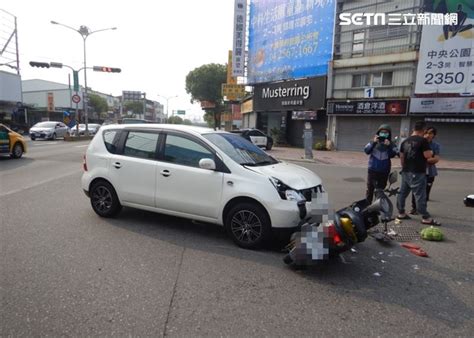 短褲女騎車載19歲妹子出車禍！路口紅燈直直衝 遭左轉轎車擊落送醫 社會 三立新聞網 Setn