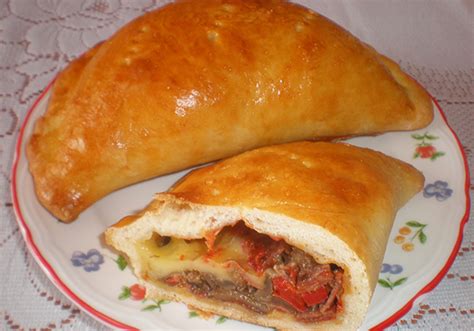 Calzone Z Pieczarkami Tym Serem I Salami Doradcasmaku Pl