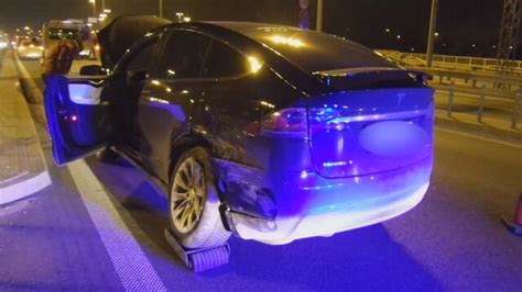 Rozbita Tesla X Po Zderzeniu Czterech Aut Na Mo Cie Grota Tvn Warszawa