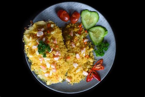 Fride Arroz Con Mariscos En Una Pi A Con Verduras En Plato Azul Aislado