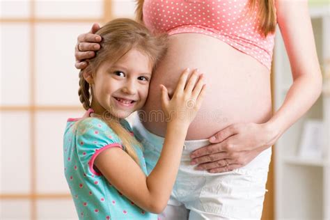 Madre Incinta Felice Che Abbraccia Il Ragazzo Del Bambino Fotografia