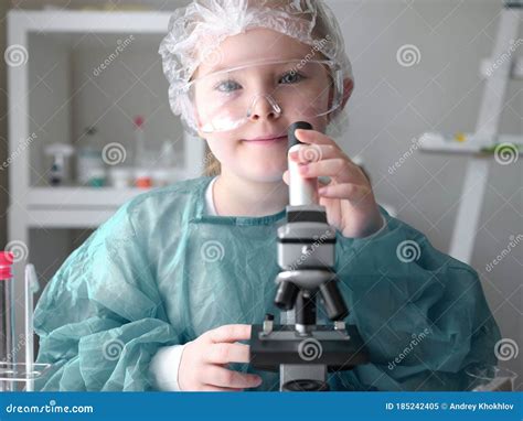 Bella Bambina Che Guarda Al Microscopio Alla Sua Scrivania A Casa