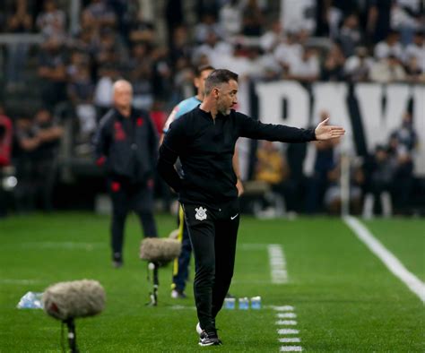 Preleção de Vítor Pereira marca bastidores de vitória do Corinthians