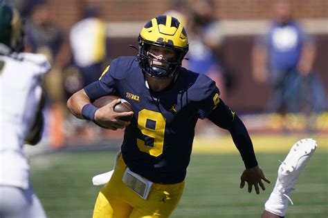 Michigan Going With QB McCarthy Over McNamara Against Hawaii - Bloomberg