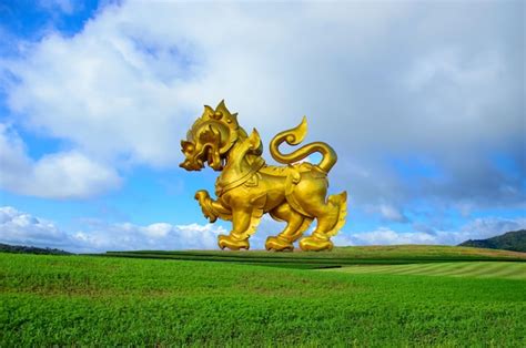 Premium Photo A Beautiful View Of Golden Singha Statue In Singha Park