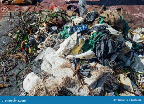 Basura Y Contaminación De Residuos Plásticos Recolectados En El Mar Por