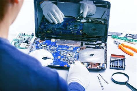 La Tecnología Fija La Placa Madre En Centro De Servicio Foto De Archivo