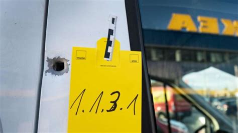 Überfall auf Geldboten vor Ikea Möbelhaus Täter entkommt