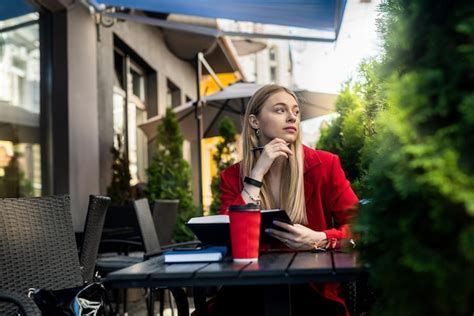 Terraza Al Aire Libre Con Una Mujer Joven Con Cabello Rubio Trabajando