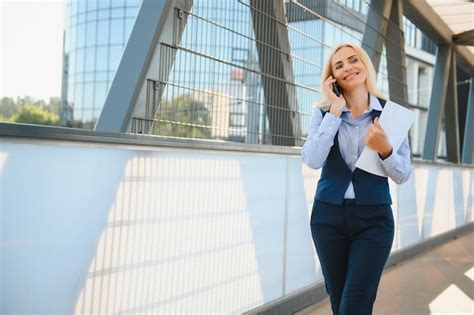 Retrato De Un Mujer De Negocios Utilizar Un Tel Fono Celular