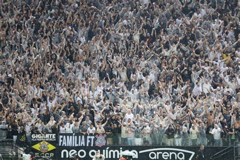 Torcida Do Corinthians Protesta Antes De Jogo O Flamengo