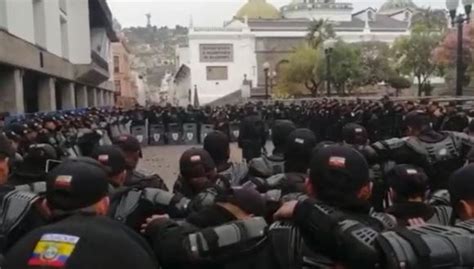 Facebook Viral Policías Ecuatorianos Rezan Unidos Antes De