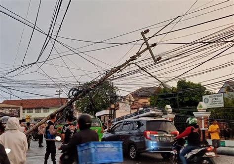 Diterjang Hujan Dan Angin Kencang Tiang Listrik Di Ciomas Roboh Hingga