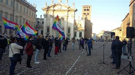 In Piazza Con Distanziamento Contro Lomotransfobia E La Misoginia