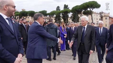 Giugno Mattarella Depone Una Corona D Alloro All Altare Della Patria