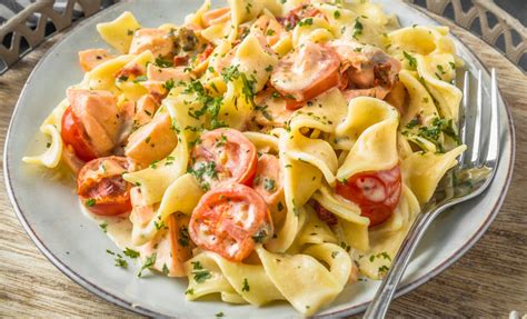 Recette De Salade De Pâtes Au Saumon Fumé Et Aux Tomates Cerises