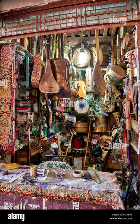 Les Instruments De Musique Sur Le Souk De Meknès Maroc Afrique Photo