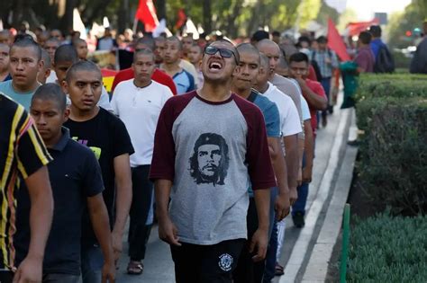 La Jornada Marchan padres de los 43 hacen plantón en el Zócalo