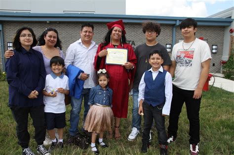 Academia Latina gradúa a 83 Estudiante Adultos de GED y de CDL LA COMUNIDAD NEWS ON LINE