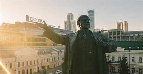 Lenin Statue on City Street · Free Stock Photo
