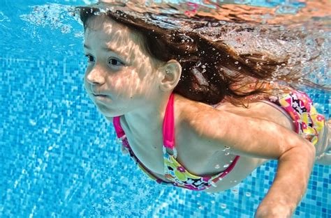 El Ni O Nada Bajo El Agua En La Piscina La Ni A Feliz Activa Se