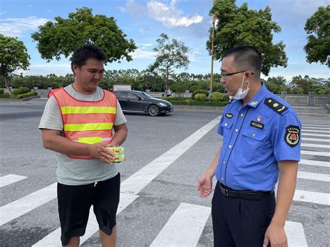 炎炎夏日，东莞市道滘城管分局为环卫工人送清凉